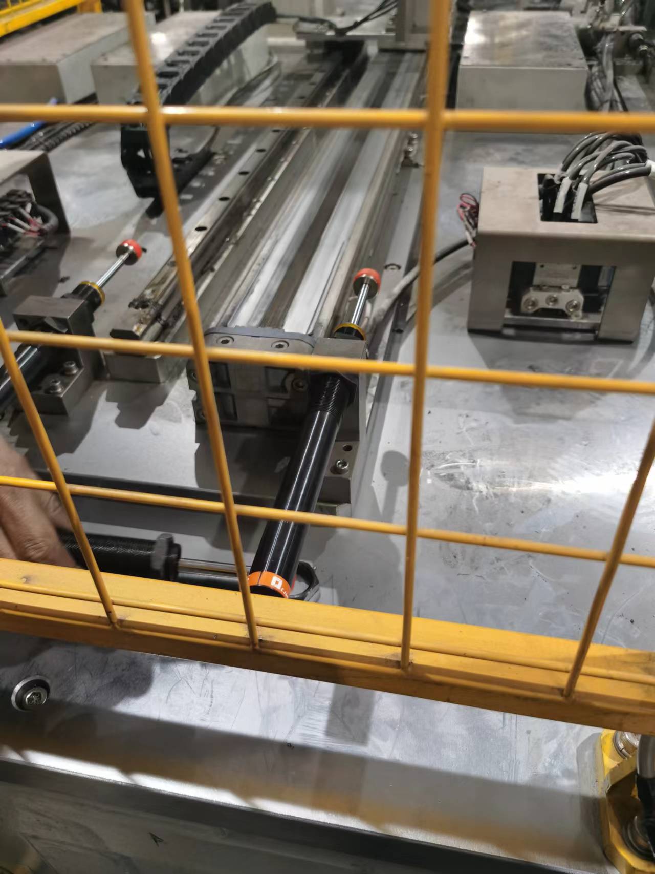 液壓緩沖器的油壓緩沖器結構型式和工作原理